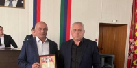Глава Гергебильского района Магомедали Тагиров выразил глубокую признательность и вручил благодарственное письмо депутату районного Собрания Магомеду Омарову. - Гергебильский район